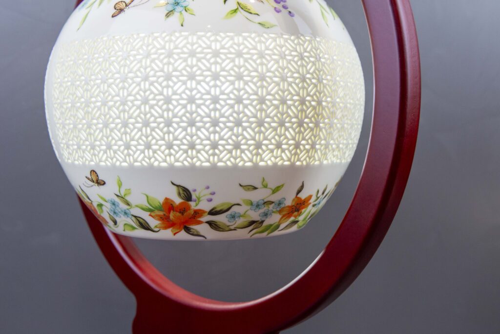 KOKOPRIME Handcrafted Ceramic Lantern Lamp – A fusion of oriental craftsmanship and modern elegance. Hand-painted porcelain, intricate floral motifs, and warm ambient lighting. Ideal for home decor, meditation spaces, and luxury gifting. Available in UK stock, fast shipping.